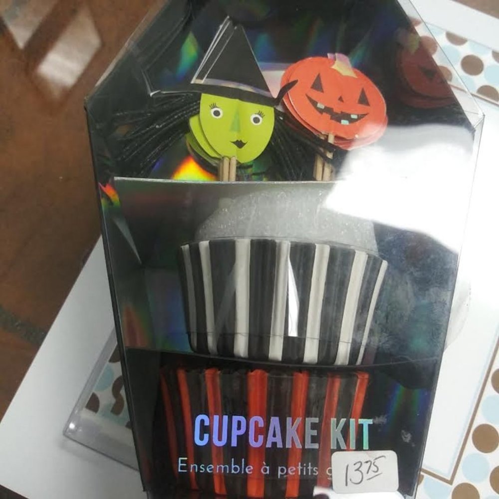 Cupcake Decor & Note Cards - Picture 2 of 3